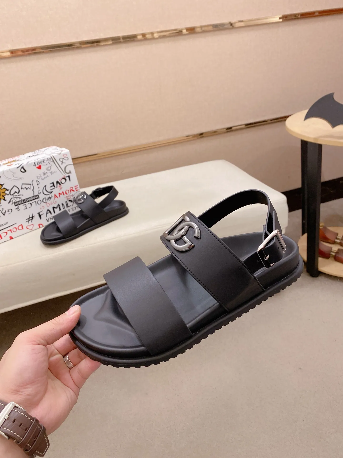 Factory price: 300💰 DG men's sandals and slippers. Showcase high-end style design. The DG strap is embellished with an aluminum DG buckle to enhance the style. Paired with a comfortable tonal notch sole, they pair easily with shorts or jeans for a sophisticated look. Main body: cow leather, technical fabric lining: cow leather, with adjustable straps, aluminum DG buckle, EVA insole, tonal notch rubber outsole splicing structure 👌 Size: 38-44 Customized 45